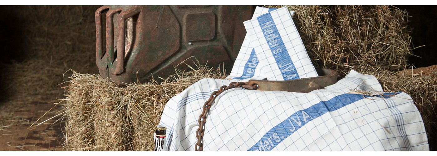 Handtücher liegen im Stroh