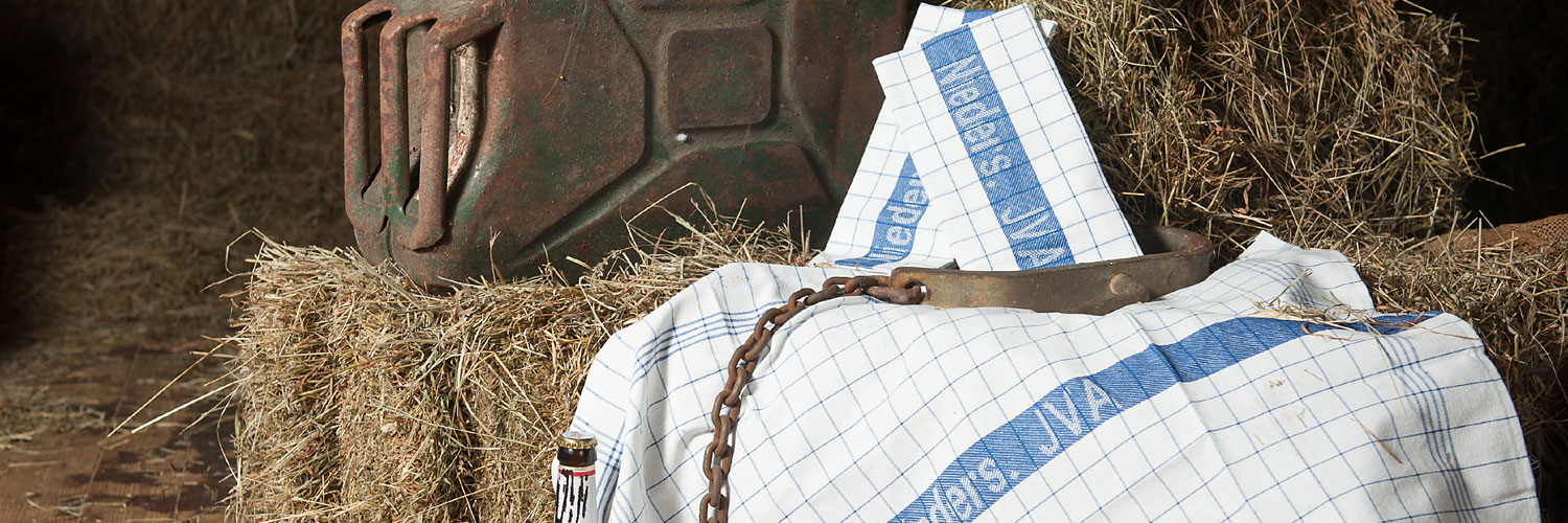 Handtücher liegen im Stroh