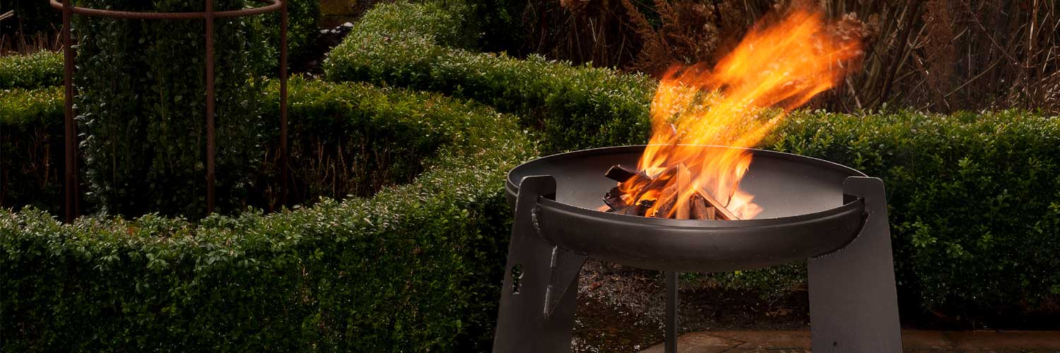 Feuerschale im Garten mit Feuer